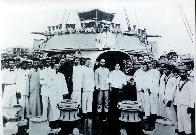 1926年3月，“中山舰”舰长李之龙正在睡觉，突然，7~8个荷枪实弹的歹徒破门而