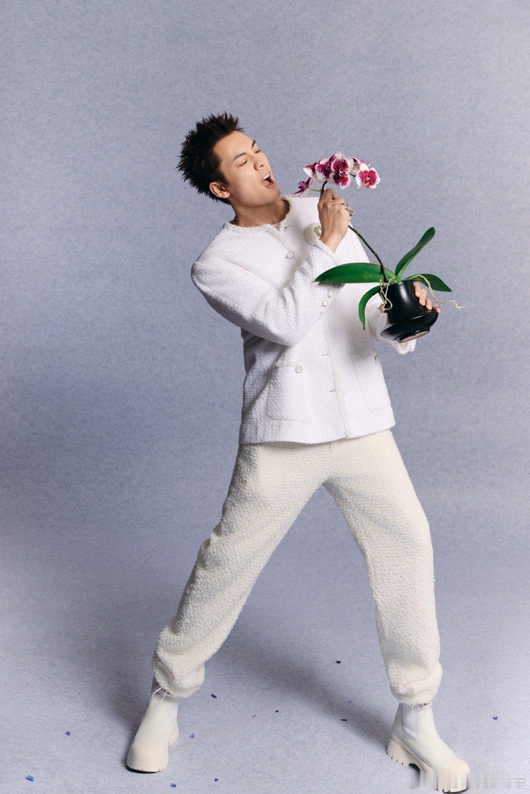 陈伟霆把出发图当杂志大片拍救命！陈伟霆出发图质感绝了，妥妥时尚杂志大片既视感，