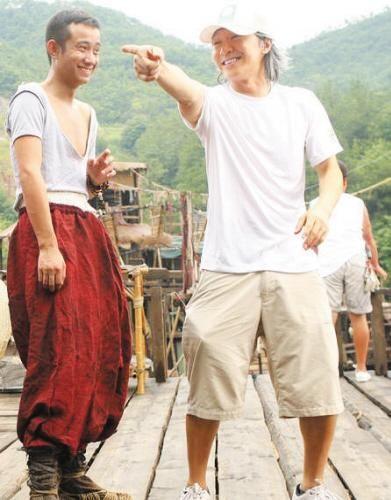 图一文章衣着有点搞笑，看得出来当时正红的他很是崇拜星爷。那眼神那态度，分明就是粉