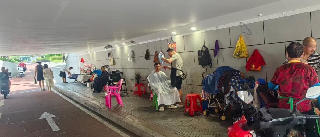 街边摊10元快剪真该治理了。这两年路边，十字路口的10元快剪，陆续多起来了，她