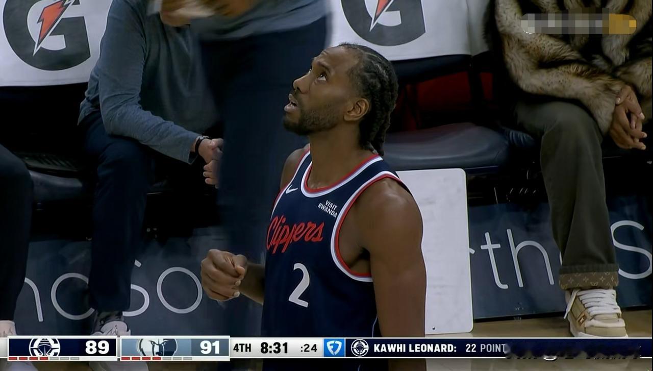 快船当家球星伦纳德真是太倒霉了，他竟然遇见了哈登这样的队友！在今天快船客场以98