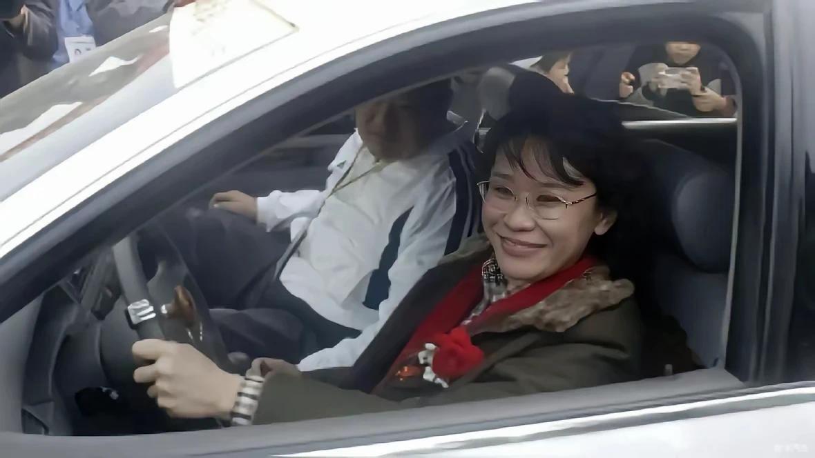 一个朋友看了张海迪的近照（图二），感叹不已地道：“马上70了，可你看（她）参加九