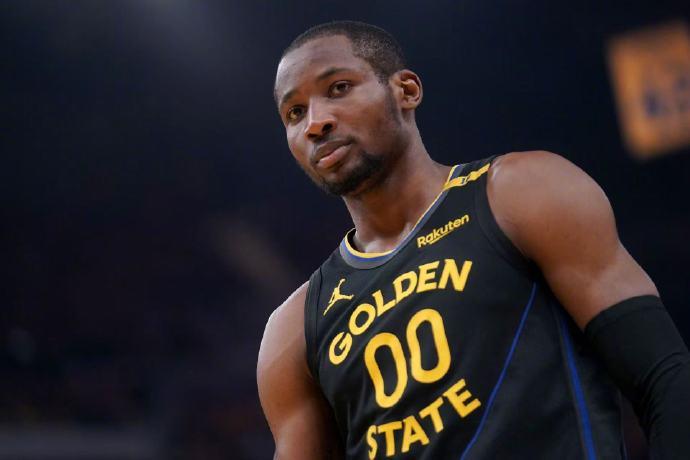NBA：想揍裁判！库明加被罚款35000美元NBA篮球运营总裁兼执行副总裁詹姆