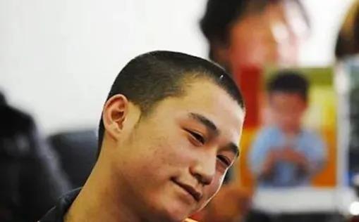 那天庭审，马金库坐歪了，还笑，做鬼脸。家属举着遗像跪下哭，他立马说“判我死刑马上
