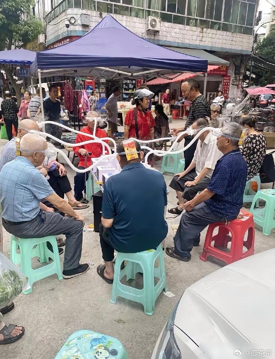 这是在做什么？整个大街都是这种老人