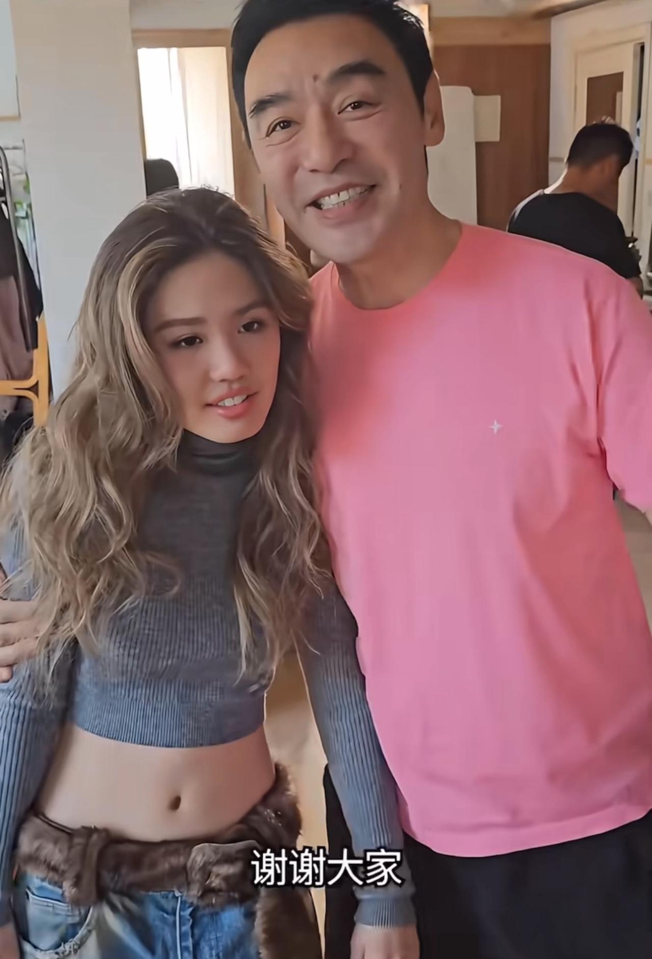钟镇涛带女儿到学校报到，长相好似混血儿。钟镇涛带女儿钟懿去北电影报到，一头金黄色