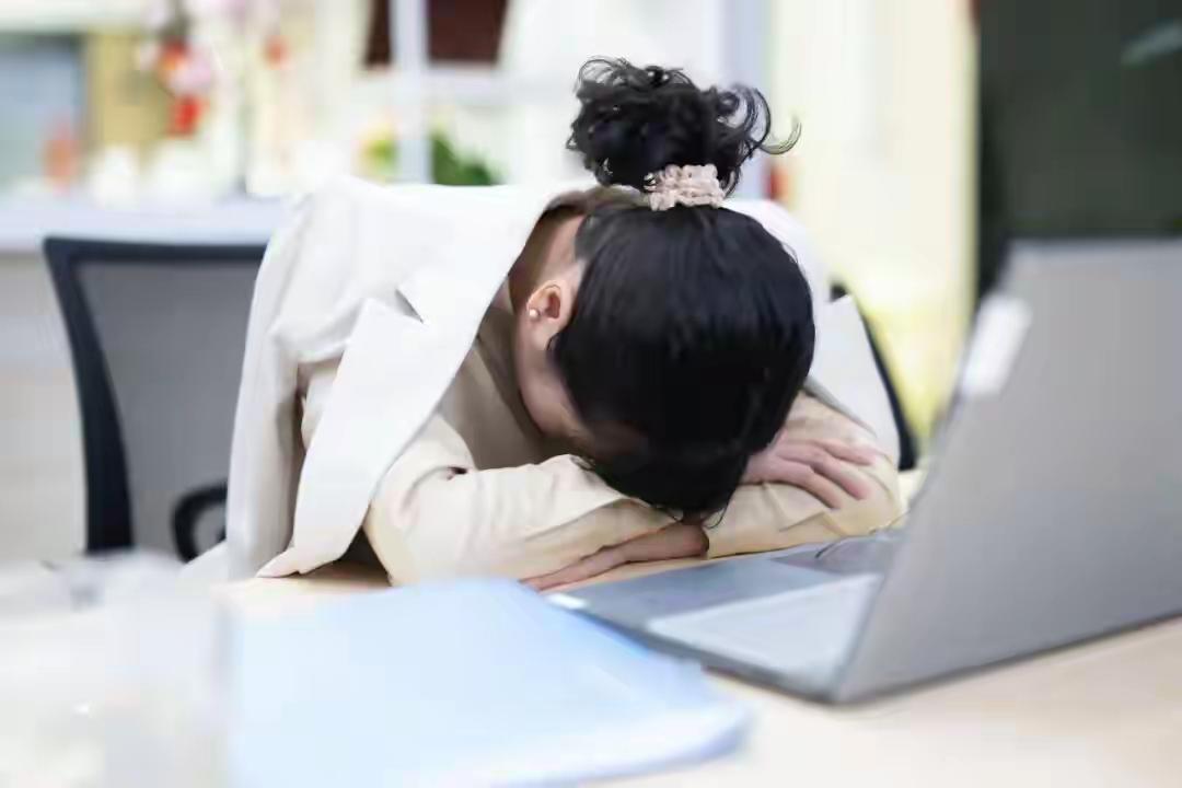 午腥不是“口臭”，是大脑在拉响早衰警报！——90%的人还在拿薄荷糖当解药你以