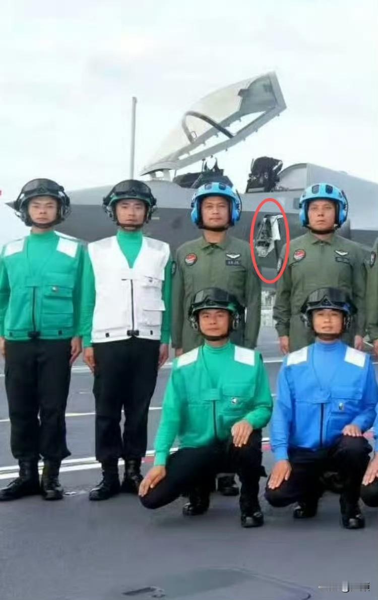 照片又泄密了……福建舰入列照片可以看到甲板上的歼-35，内置了登机梯。也就是说歼