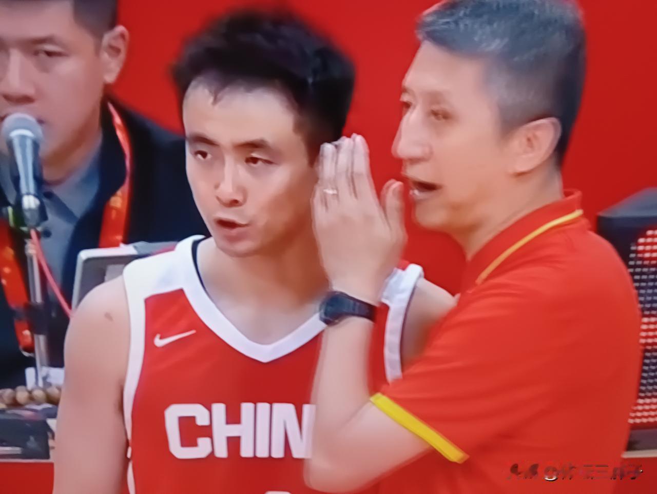 部分球迷们不要喊，不要叫，昨晚对阵乌拉圭队的热身赛，主教练让胡金秋休息，压缩赵继