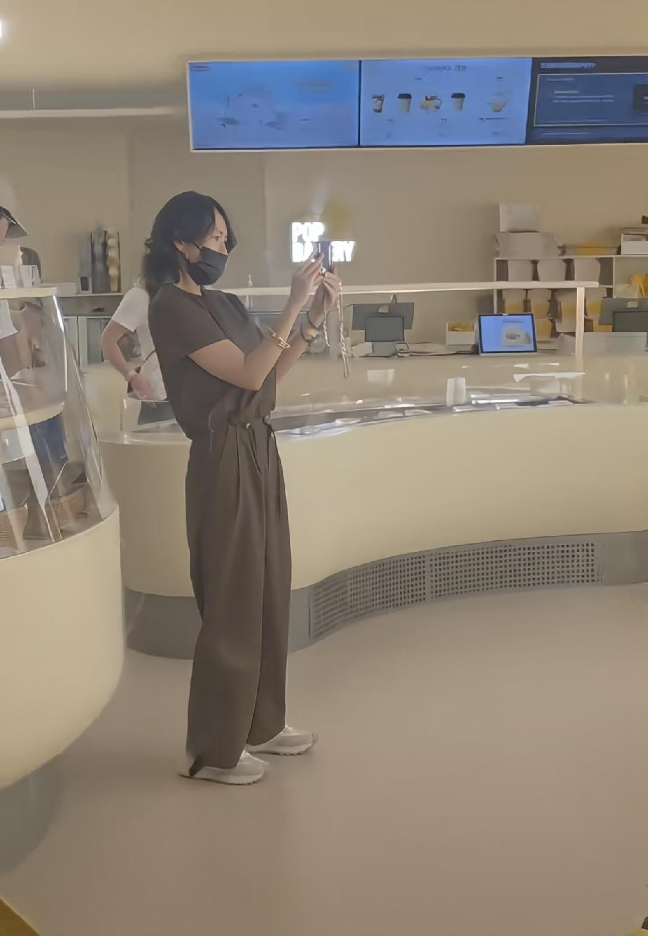 8月16日，章子怡在阿那亚泡泡玛特给一双儿女拍照被偶遇，素颜的她已经谈不上漂亮和