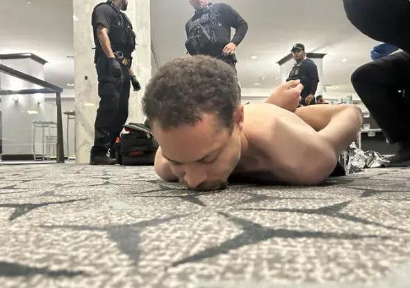 白宫枪手身份彻底曝光了。 当地时间4月25日，美国白宫记者协会晚宴如期举办，