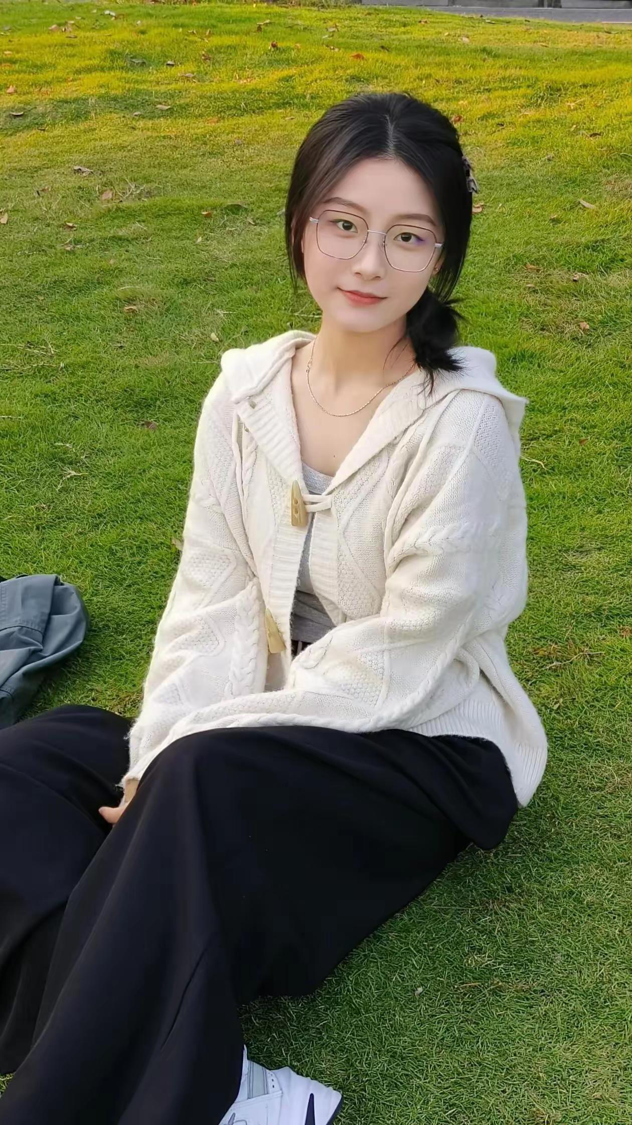 我闺女是真的能吃苦。今年刚大学毕业，没靠家里托关系找门路，自己投简历找了份工作