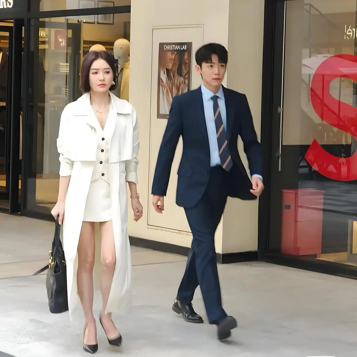 近日，有位网友在宁波偶遇秦岚，她在某广场拍戏时的画面。秦岚身穿白色风衣，手提