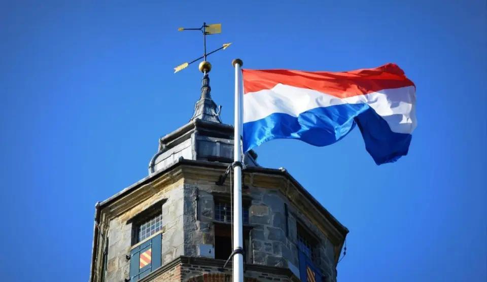 作为荷兰首相最杰出的能力是什么?荷兰首相接受记者采访,记者问荷兰高官粗暴抢夺安世