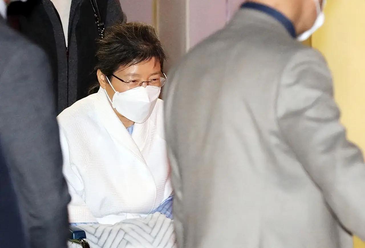 绝杀！首尔417号法庭直接砸下“无期徒刑”判决书，当场绞杀尹锡悦的政治生命。同一