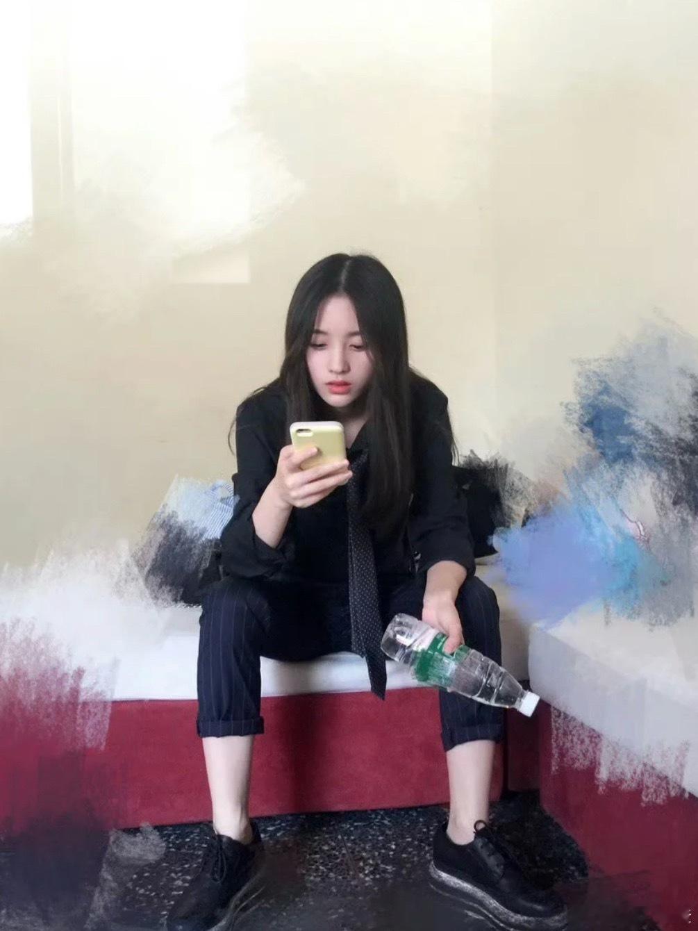 “当我对照片一直不满意时我决定换一个姿势”鞠婧祎