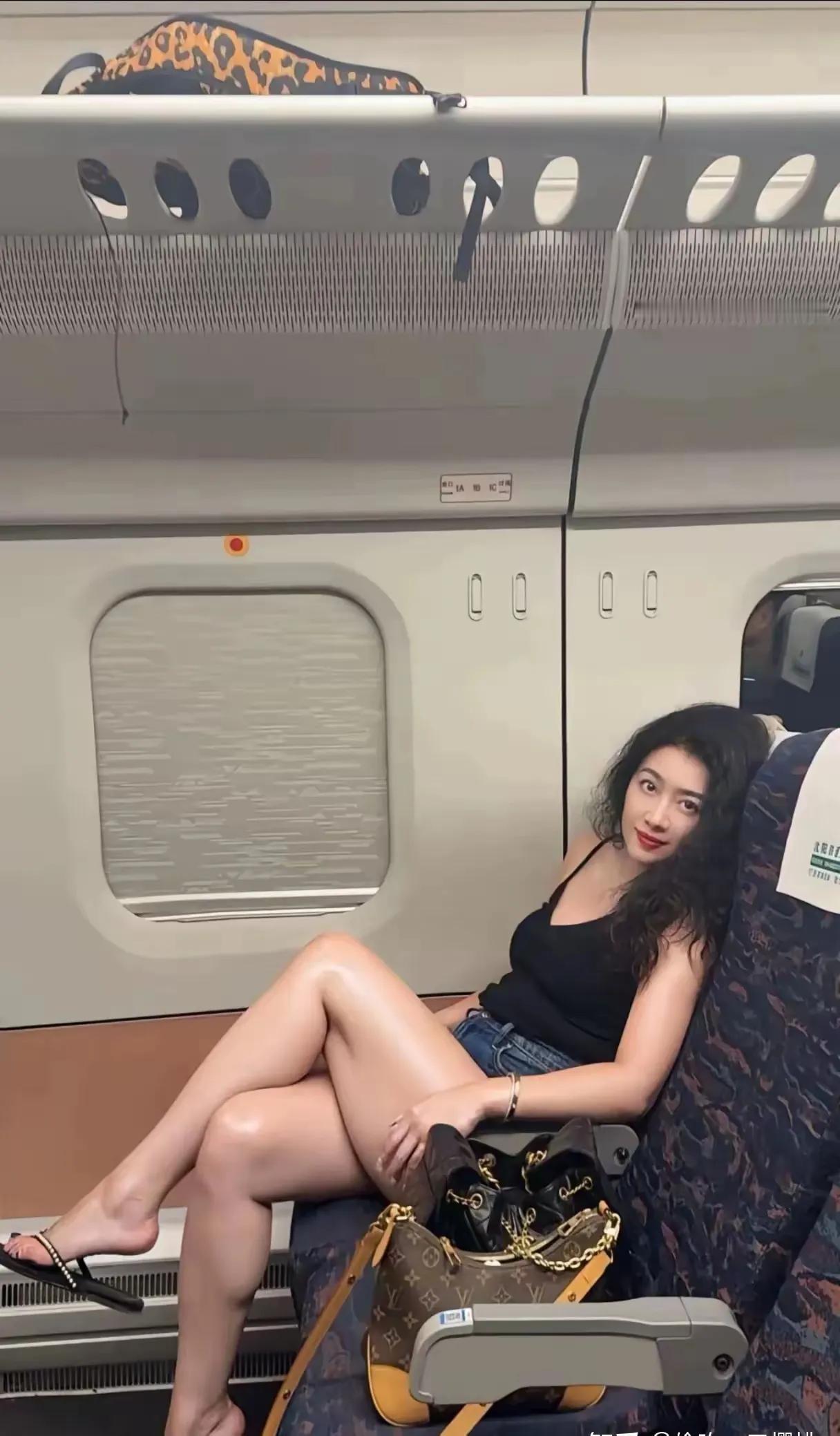 高铁上的慵懒时光，享受一个人的旅行🚄💃🏻