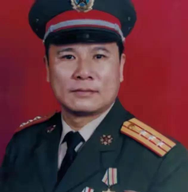 1979年，黄招强奉命护送伤兵撤退，中途休息时，他发现队伍里多了几张陌生面孔，他
