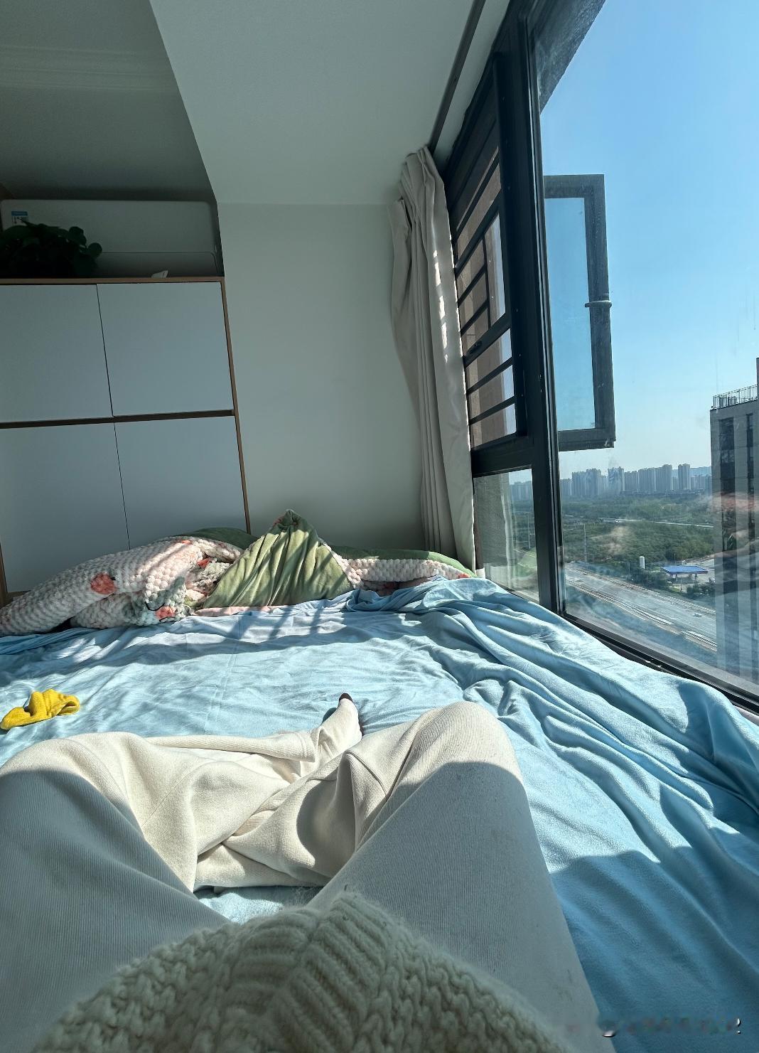 做飘窗床的姐妹一定要做个挡板最近下雨天很冷，今天起床发现窗户冷凝水好多。想做