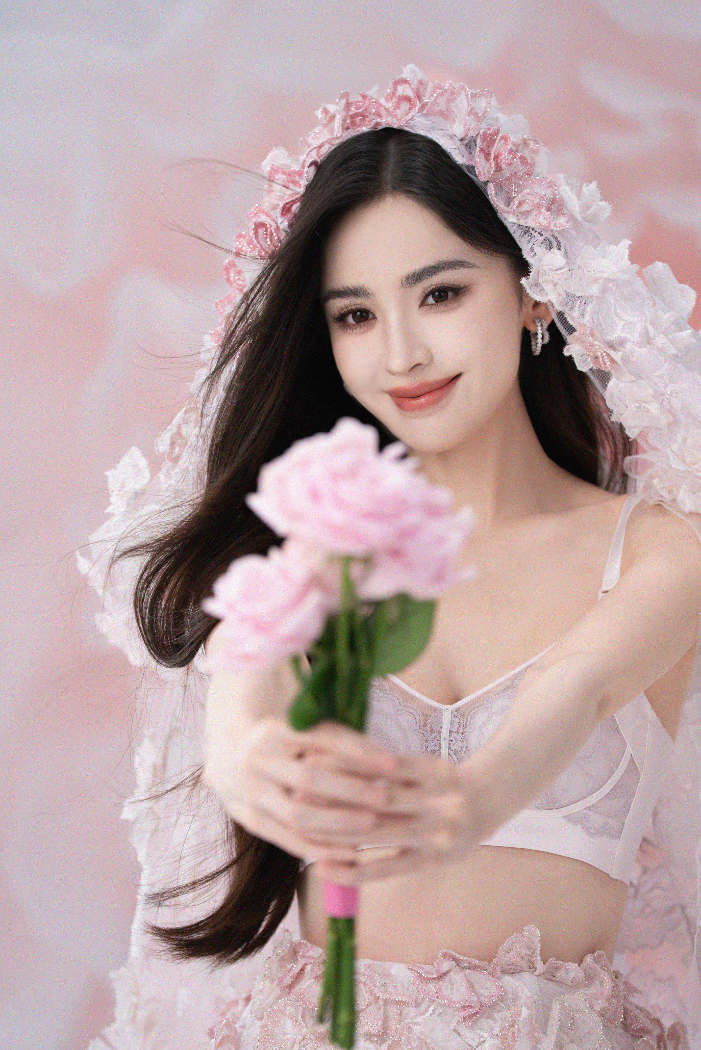 娜扎这波让我来发娜扎美神娜扎粉白色蕾丝内衣好美好诱惑