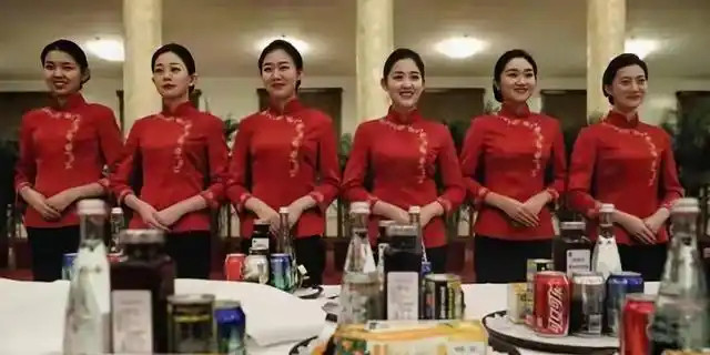 中美欢迎晚宴这群红衣服的女生个个都端庄大方