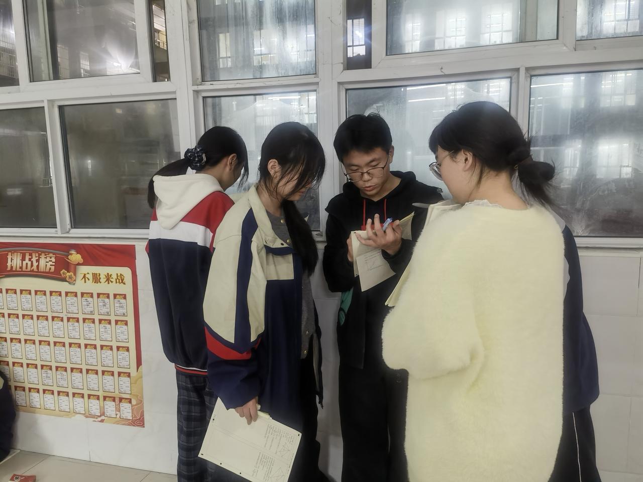 高中管住孩子沉迷手机的第一关，是孩子在学校期间，班主任把孩子返校之后带的手机收