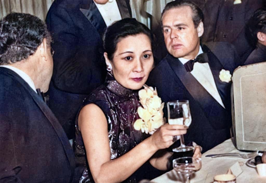 1937年，全国人民捐献5000万两黄金购置战机，而宋美龄最终仅购回300架，剩