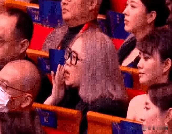 家人们谁懂啊！前两天考古金鸡奖典礼视频，突然发现朱媛媛2021年上台领奖时状