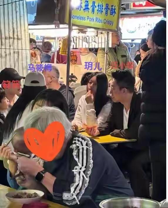 小玥儿正面照一出，全网瞳孔地震。这姑娘，压根没继承大S的招牌柔情眼。镜头怼脸