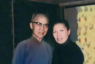 1942年，青帮头目吴四宝被日本人毒死，他的老婆佘爱珍哭得死去活来。没想到早就垂