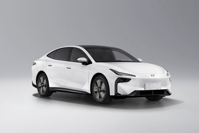 一汽奔腾纯电中大型轿车悦意08申报: 外观简洁, 配备“FAW”尾标