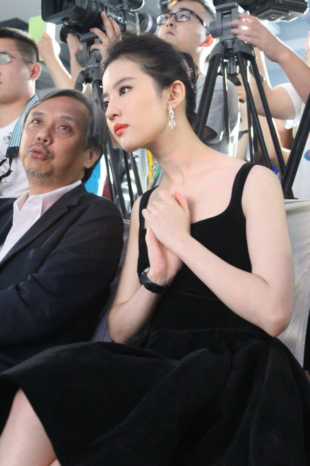 刘亦菲这样扎起丸子头，不只是五官精致，她的天鹅颈也好nice啊。这是2014