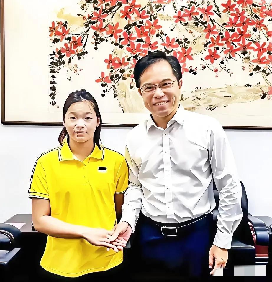 全红婵出镜被夸"最接地气冠军"！黄短袖握领导手超拘谨，扒家常饭的样子太真实