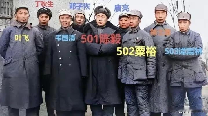华东野战军主要领导人合影照片拍摄于还是冬天，都穿着厚棉衣。华中野战军和山东