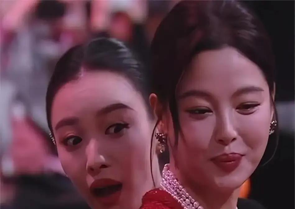 微博之夜内幕曝光，辛芷蕾团队定制娃娃被摆到杨幂座位？手写名牌太打脸了吧！谁能