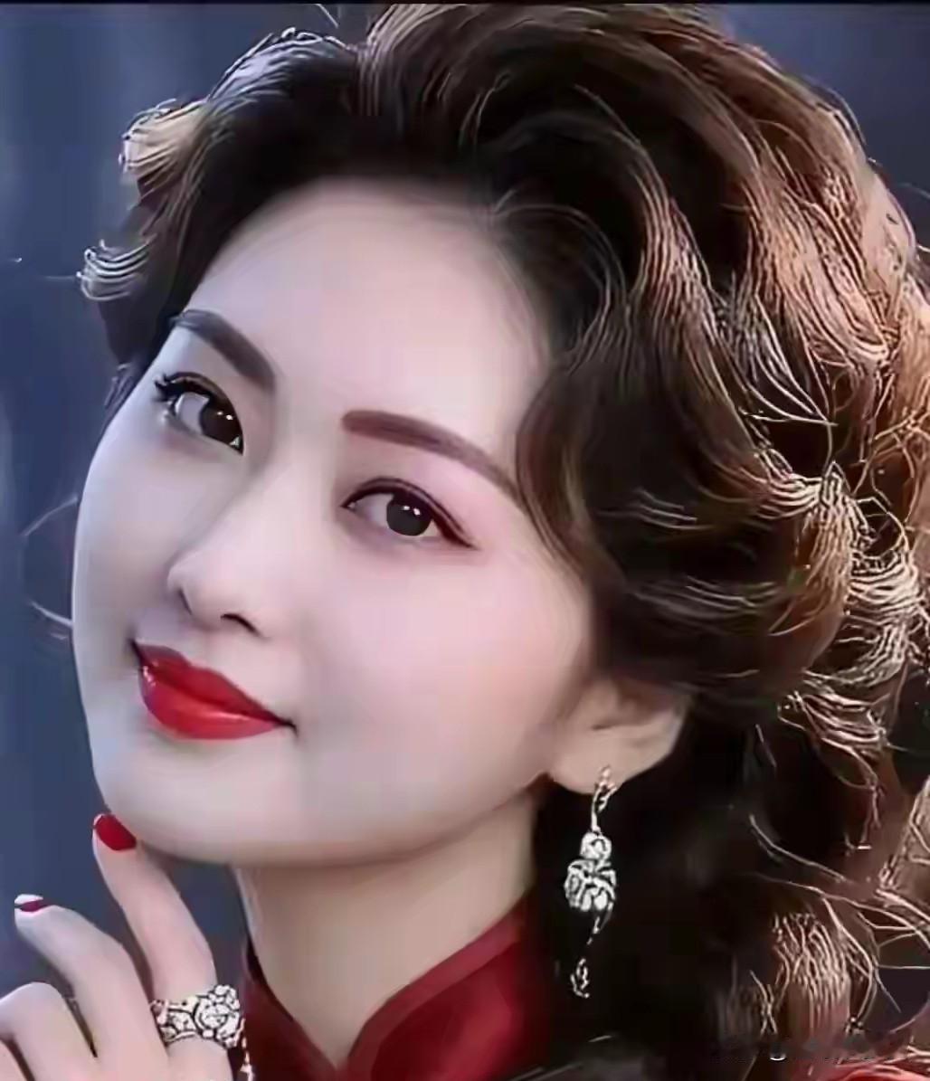 很多男人从来都看不懂女人洗澡后的状态。只觉得她洗完澡，头发湿漉漉的，皮肤泛着红