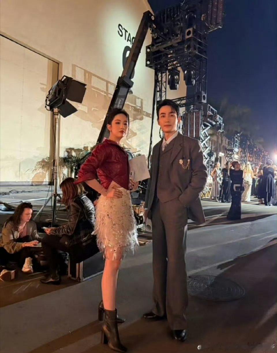 刘亦菲朱一龙饭局同框,好权威的两张脸我能加入两位嘛