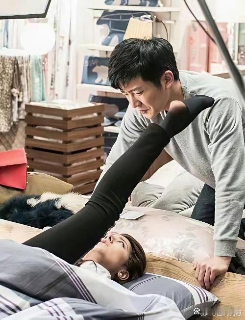 这下瞬间懂了！迪丽热巴下意识捂住脚后跟的小动作，满满都是细腻小心思。