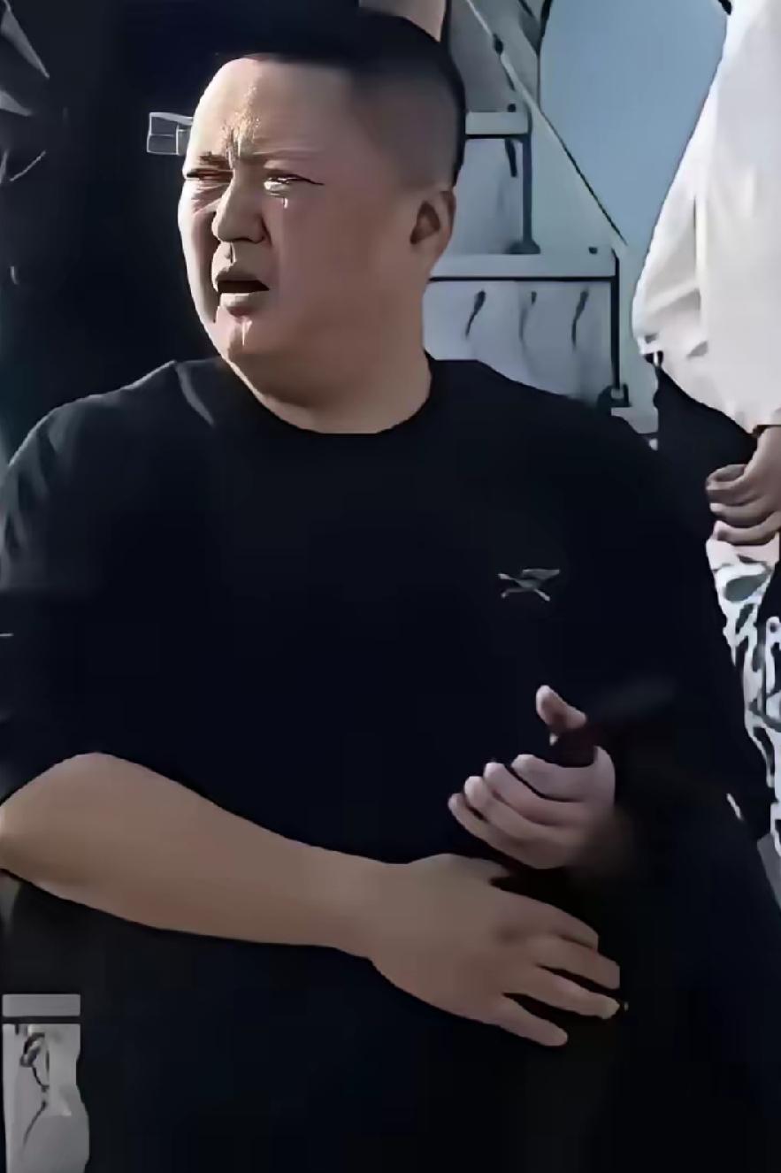 东航机闹男欧某与下跪道歉空姐。真是相由心生！欧某一脸横肉、小平头，目测3、40