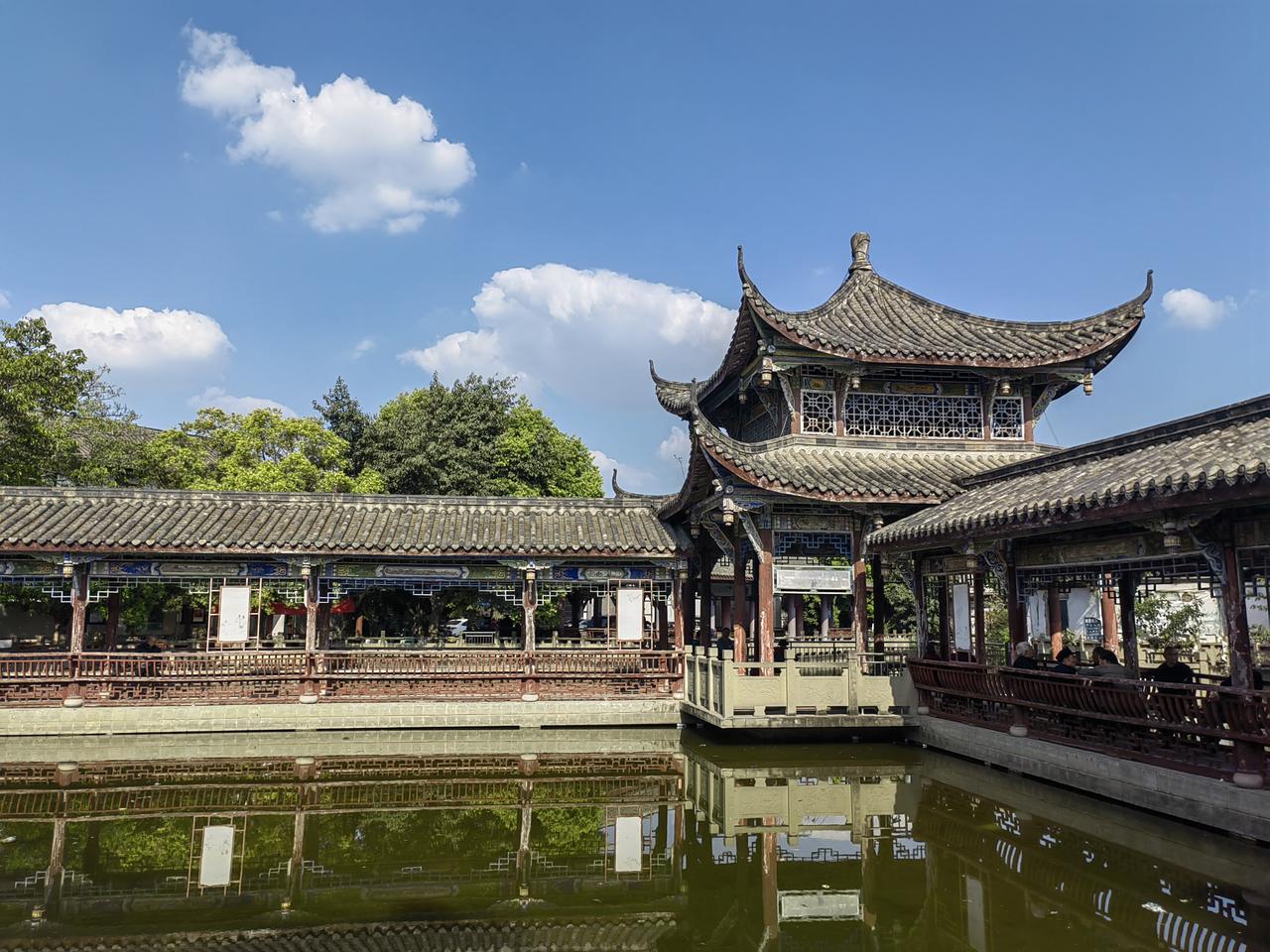 成都•中国小镇中国小镇位于成都主城金牛区两河路，是以民族婚俗为主题的小镇。交