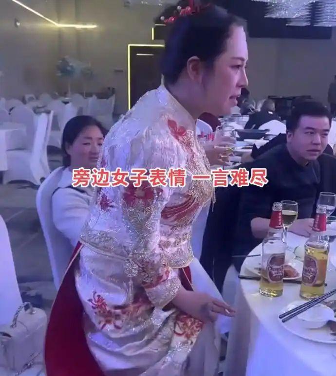 重庆38岁二婚新娘，一身端庄秀禾服敬酒，喝开之后叼烟端白酒，抬脚踩上座椅，当着所