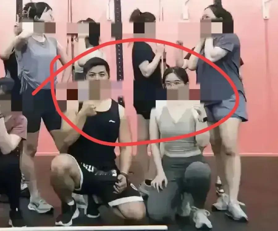 健身教练很吃香啊！我自认不比下面各位长的差，不知道那里招健身教练，我也想去应聘[