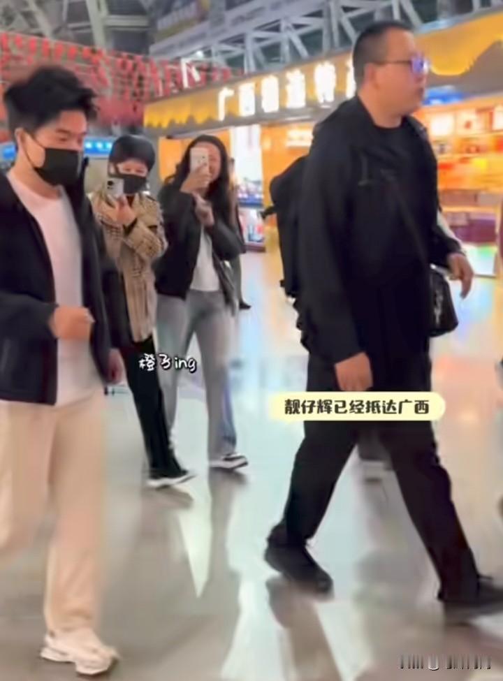 董宇辉到了广西机场，看到了搞笑一幕，有粉丝接机，董宇辉和大家摆摆手。这位粉丝