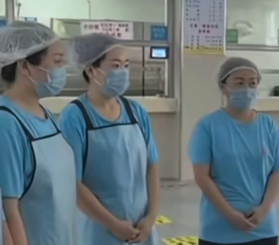 哈尔滨推行的“妈妈食堂”效果不错！吸引了九百名妈妈入职，她们参与到饭菜的制作之