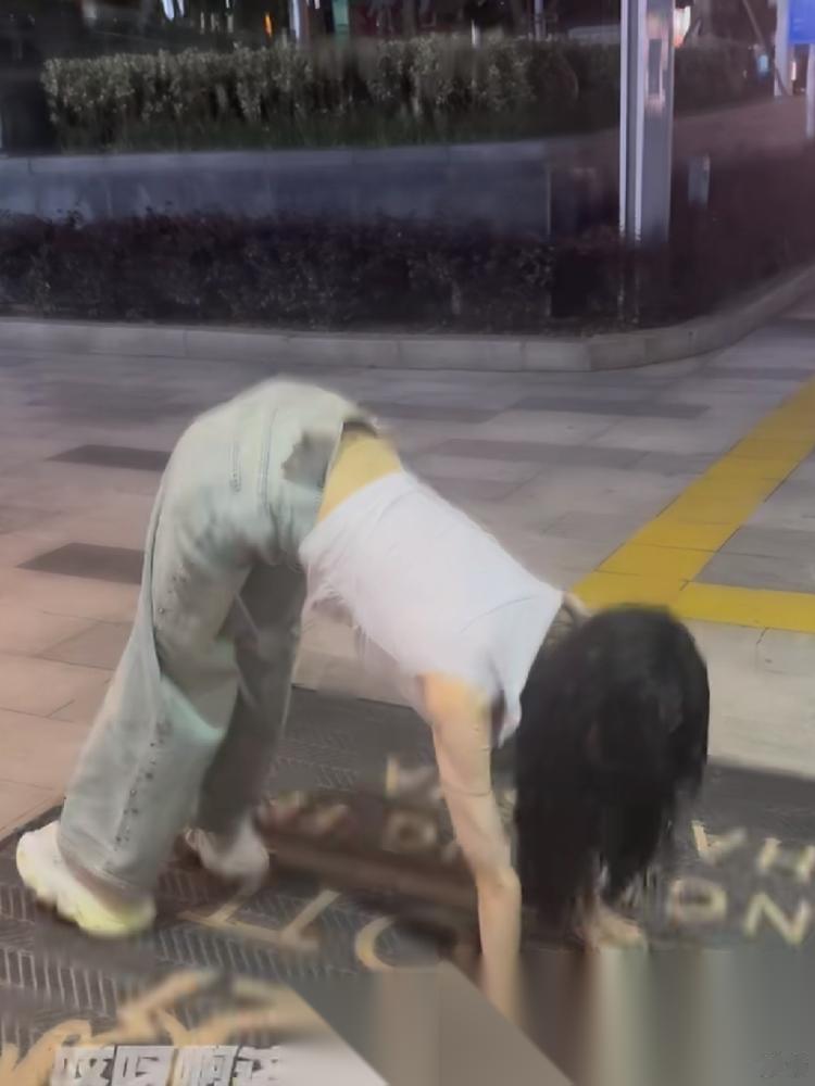 萧蔷当着全国观众的面，直接五体投地摔在舞台上，导播吓得1秒切走镜头。本以为要