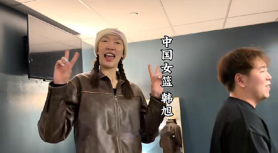 德云社巡演到纽约，遇到中国女篮球员韩旭，送给郭德纲和于谦各一件球衣，还站在一起合