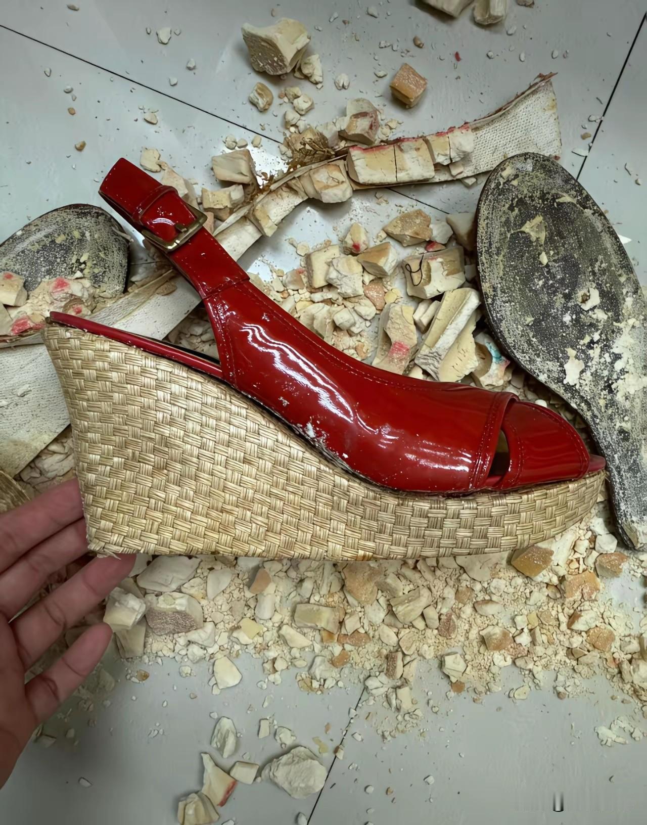 这鞋里放的是什么东西，乍一看像是一些碎饼干，但实际上应该是一些填充物，看起来也不