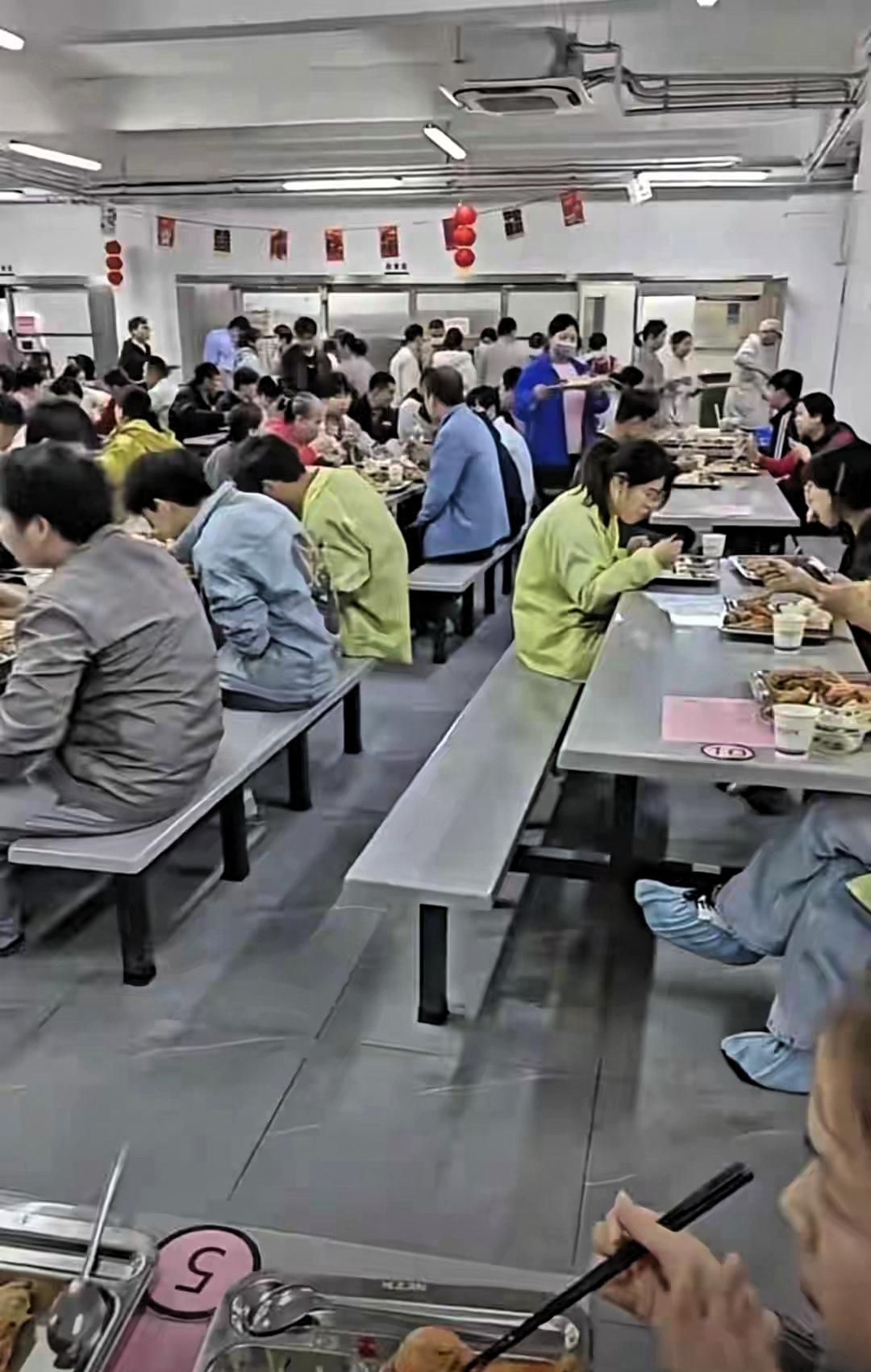 太寒碜了！中山一3000多人电子厂举办年会，让员工吃自助餐引争议2月6号，
