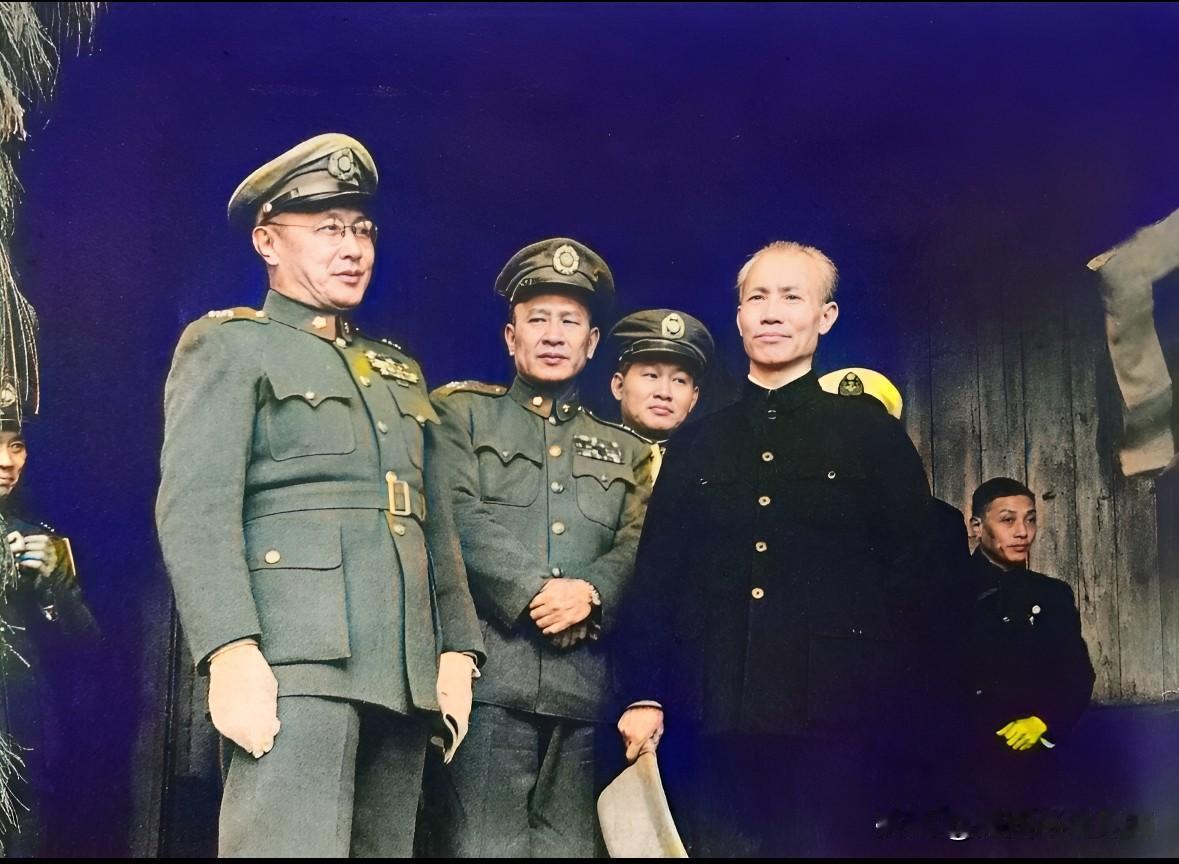 这是国民党一级上将何应钦与国民党一级上将白崇禧及国民党一级上将陈诚的一张合影。何