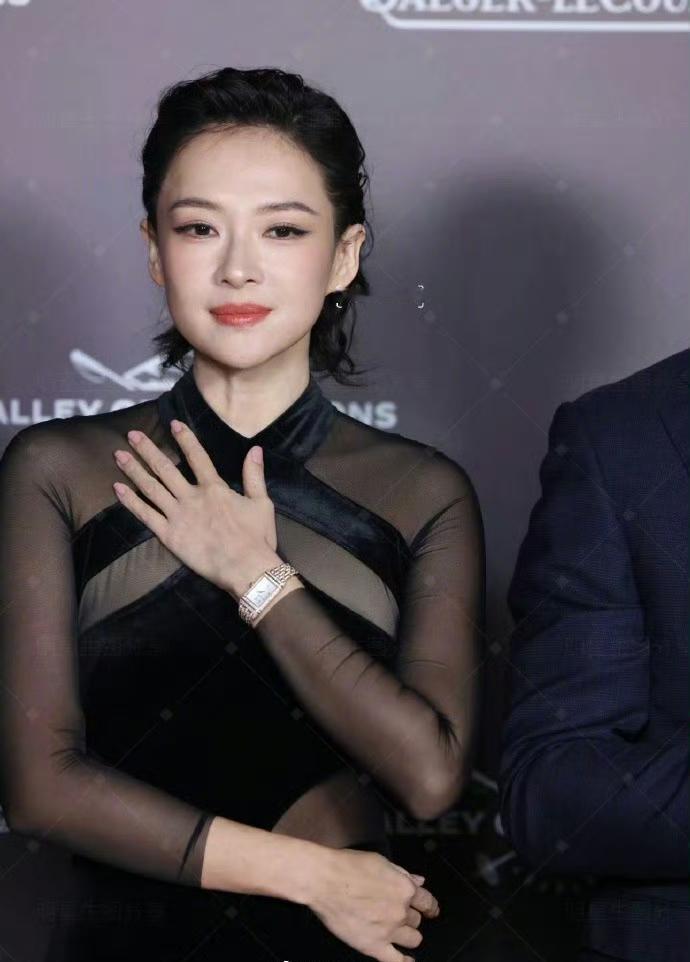章子怡这脸估计是刚刚做过医美了，现在这耳垂都和刘晓庆有得一拼了，热搜上讲她的脸柔